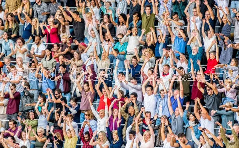 动感瞬间：捕捉赛场上的女性魅力背影